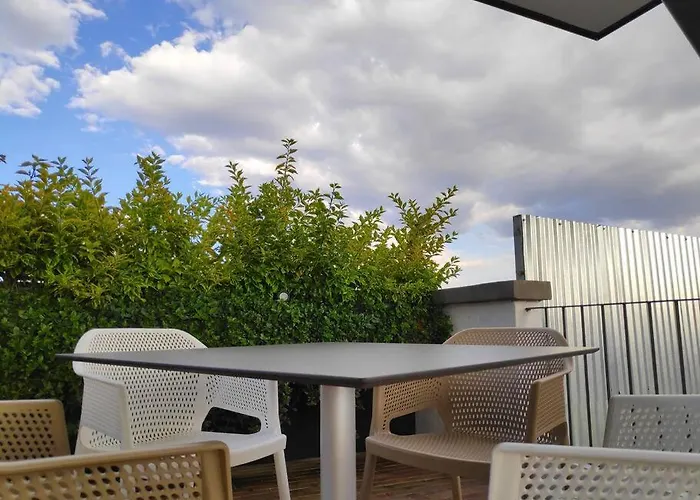 Apartamento Comfy, Intimate With A Haunting Terrace *