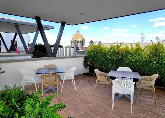 Comfy, Intimate With A Haunting Terrace *